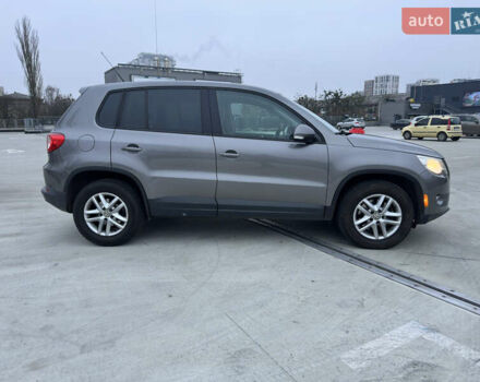 Серый Фольксваген Тигуан, объемом двигателя 1.98 л и пробегом 240 тыс. км за 11500 $, фото 2 на Automoto.ua