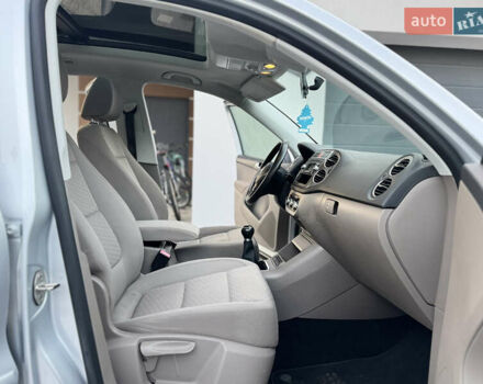 Сірий Фольксваген Тігуан, об'ємом двигуна 2 л та пробігом 157 тис. км за 9900 $, фото 31 на Automoto.ua