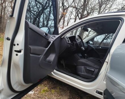 Серый Фольксваген Тигуан, объемом двигателя 2 л и пробегом 194 тыс. км за 10800 $, фото 4 на Automoto.ua