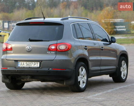 Серый Фольксваген Тигуан, объемом двигателя 2 л и пробегом 219 тыс. км за 12300 $, фото 5 на Automoto.ua