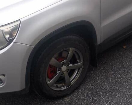 Сірий Фольксваген Тігуан, об'ємом двигуна 2 л та пробігом 250 тис. км за 10800 $, фото 1 на Automoto.ua