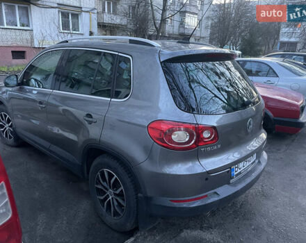 Серый Фольксваген Тигуан, объемом двигателя 2 л и пробегом 280 тыс. км за 10000 $, фото 4 на Automoto.ua