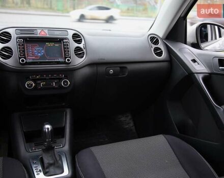 Серый Фольксваген Тигуан, объемом двигателя 2 л и пробегом 152 тыс. км за 10500 $, фото 12 на Automoto.ua