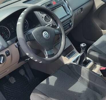 Серый Фольксваген Тигуан, объемом двигателя 1.4 л и пробегом 148 тыс. км за 9800 $, фото 5 на Automoto.ua