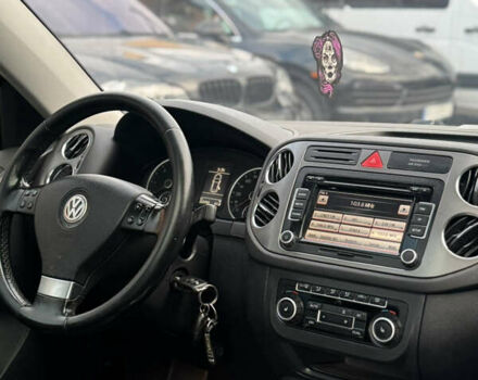 Серый Фольксваген Тигуан, объемом двигателя 2 л и пробегом 225 тыс. км за 11500 $, фото 64 на Automoto.ua