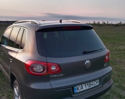 Серый Фольксваген Тигуан, объемом двигателя 2 л и пробегом 243 тыс. км за 9999 $, фото 3 на Automoto.ua
