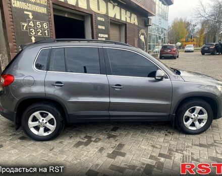 Сірий Фольксваген Тігуан, об'ємом двигуна 2 л та пробігом 165 тис. км за 10000 $, фото 5 на Automoto.ua