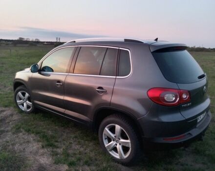 Серый Фольксваген Тигуан, объемом двигателя 2 л и пробегом 243 тыс. км за 9999 $, фото 4 на Automoto.ua