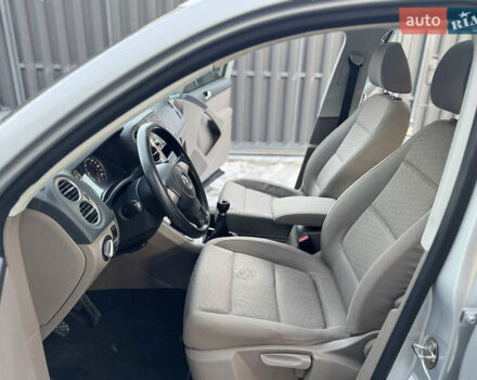 Сірий Фольксваген Тігуан, об'ємом двигуна 2 л та пробігом 157 тис. км за 9900 $, фото 19 на Automoto.ua