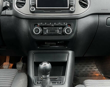 Серый Фольксваген Тигуан, объемом двигателя 1.97 л и пробегом 124 тыс. км за 11000 $, фото 6 на Automoto.ua