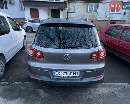 Серый Фольксваген Тигуан, объемом двигателя 2 л и пробегом 280 тыс. км за 10000 $, фото 5 на Automoto.ua