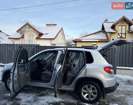 Сірий Фольксваген Тігуан, об'ємом двигуна 2 л та пробігом 157 тис. км за 9900 $, фото 39 на Automoto.ua