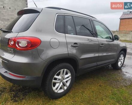 Сірий Фольксваген Тігуан, об'ємом двигуна 2 л та пробігом 115 тис. км за 11200 $, фото 4 на Automoto.ua