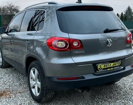 Серый Фольксваген Тигуан, объемом двигателя 2 л и пробегом 244 тыс. км за 11000 $, фото 5 на Automoto.ua