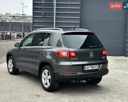 Серый Фольксваген Тигуан, объемом двигателя 2 л и пробегом 285 тыс. км за 10450 $, фото 3 на Automoto.ua