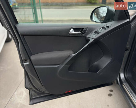 Серый Фольксваген Тигуан, объемом двигателя 2 л и пробегом 285 тыс. км за 10999 $, фото 23 на Automoto.ua