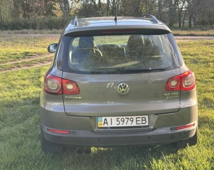 Сірий Фольксваген Тігуан, об'ємом двигуна 2 л та пробігом 203 тис. км за 10800 $, фото 3 на Automoto.ua