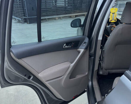 Серый Фольксваген Тигуан, объемом двигателя 1.98 л и пробегом 240 тыс. км за 11500 $, фото 30 на Automoto.ua