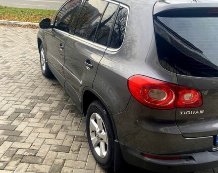 Сірий Фольксваген Тігуан, об'ємом двигуна 2 л та пробігом 165 тис. км за 10000 $, фото 11 на Automoto.ua