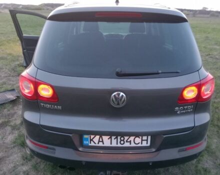 Серый Фольксваген Тигуан, объемом двигателя 2 л и пробегом 243 тыс. км за 9999 $, фото 1 на Automoto.ua