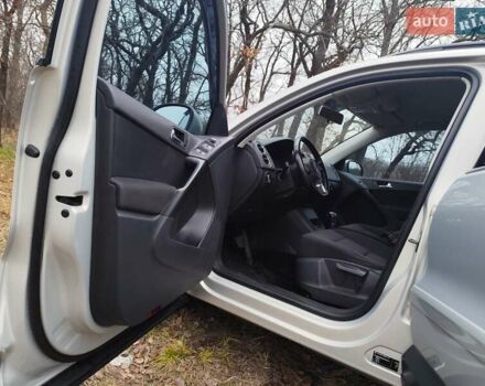 Сірий Фольксваген Тігуан, об'ємом двигуна 2 л та пробігом 194 тис. км за 10800 $, фото 9 на Automoto.ua