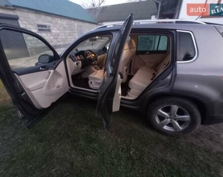 Серый Фольксваген Тигуан, объемом двигателя 2 л и пробегом 280 тыс. км за 9200 $, фото 1 на Automoto.ua