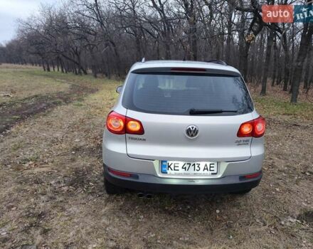 Сірий Фольксваген Тігуан, об'ємом двигуна 2 л та пробігом 194 тис. км за 10800 $, фото 3 на Automoto.ua