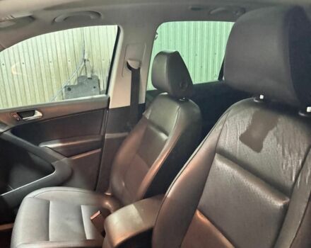 Серый Фольксваген Тигуан, объемом двигателя 2 л и пробегом 217 тыс. км за 12000 $, фото 6 на Automoto.ua