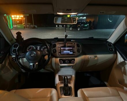 Сірий Фольксваген Тігуан, об'ємом двигуна 2 л та пробігом 241 тис. км за 9300 $, фото 4 на Automoto.ua