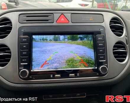 Сірий Фольксваген Тігуан, об'ємом двигуна 2 л та пробігом 221 тис. км за 11800 $, фото 4 на Automoto.ua