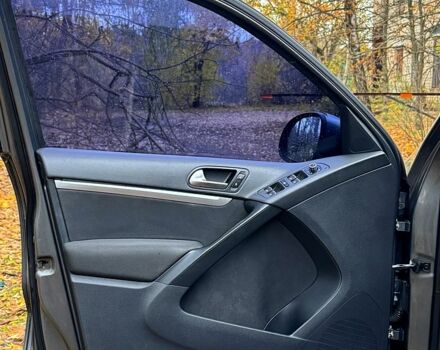 Серый Фольксваген Тигуан, объемом двигателя 2 л и пробегом 242 тыс. км за 9300 $, фото 4 на Automoto.ua