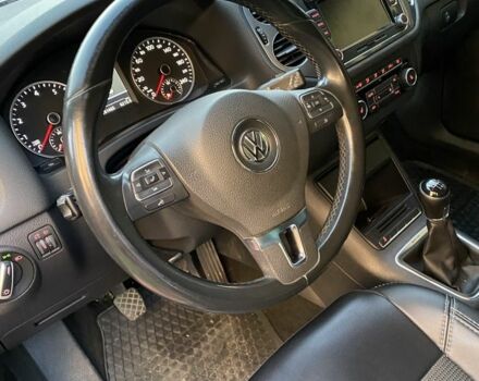 Серый Фольксваген Тигуан, объемом двигателя 1.4 л и пробегом 250 тыс. км за 10000 $, фото 4 на Automoto.ua