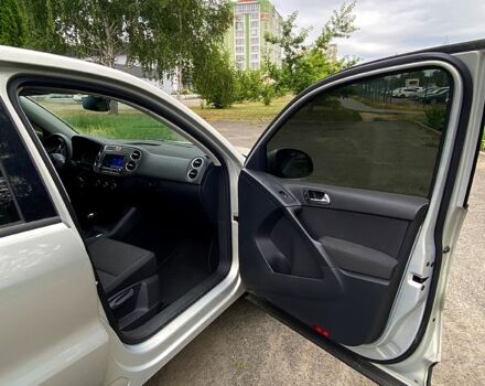 Сірий Фольксваген Тігуан, об'ємом двигуна 2 л та пробігом 221 тис. км за 11800 $, фото 5 на Automoto.ua