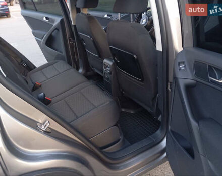 Сірий Фольксваген Тігуан, об'ємом двигуна 2 л та пробігом 298 тис. км за 13000 $, фото 12 на Automoto.ua