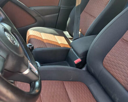 Сірий Фольксваген Тігуан, об'ємом двигуна 2 л та пробігом 999 тис. км за 12000 $, фото 7 на Automoto.ua