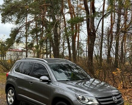 Серый Фольксваген Тигуан, объемом двигателя 2 л и пробегом 242 тыс. км за 9300 $, фото 5 на Automoto.ua