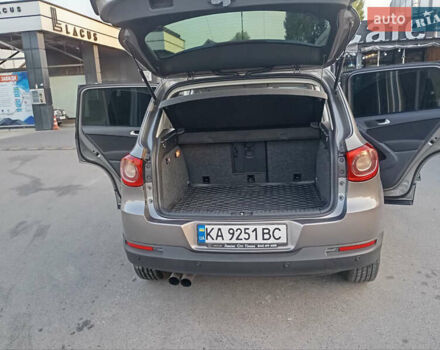 Сірий Фольксваген Тігуан, об'ємом двигуна 2 л та пробігом 298 тис. км за 13000 $, фото 14 на Automoto.ua