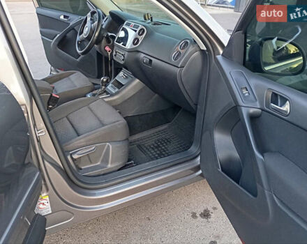 Сірий Фольксваген Тігуан, об'ємом двигуна 2 л та пробігом 298 тис. км за 13000 $, фото 9 на Automoto.ua