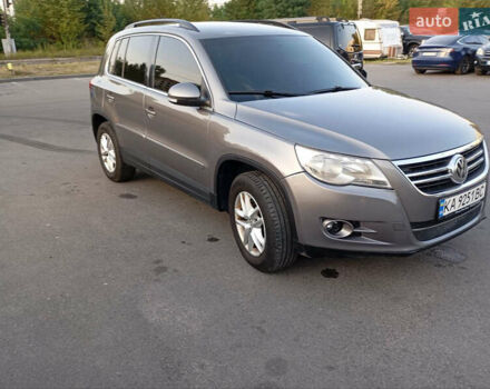 Сірий Фольксваген Тігуан, об'ємом двигуна 2 л та пробігом 298 тис. км за 13000 $, фото 1 на Automoto.ua