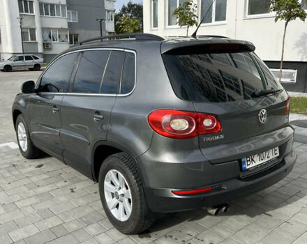 Серый Фольксваген Тигуан, объемом двигателя 2.02 л и пробегом 277 тыс. км за 9300 $, фото 2 на Automoto.ua