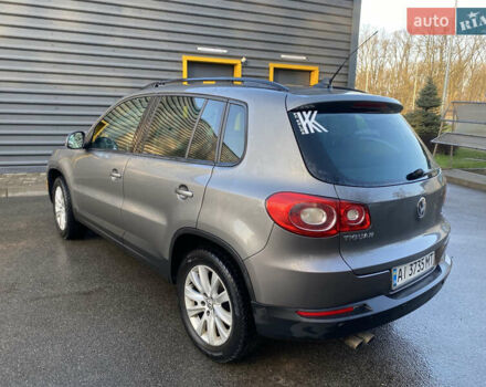 Серый Фольксваген Тигуан, объемом двигателя 2 л и пробегом 289 тыс. км за 10799 $, фото 2 на Automoto.ua