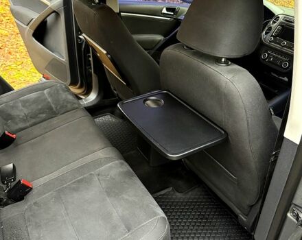 Сірий Фольксваген Тігуан, об'ємом двигуна 2 л та пробігом 242 тис. км за 9300 $, фото 9 на Automoto.ua