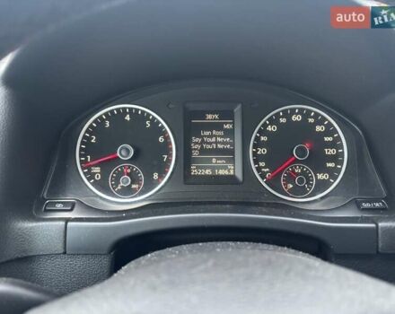 Серый Фольксваген Тигуан, объемом двигателя 2 л и пробегом 282 тыс. км за 10000 $, фото 3 на Automoto.ua