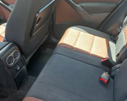 Сірий Фольксваген Тігуан, об'ємом двигуна 2 л та пробігом 999 тис. км за 12000 $, фото 5 на Automoto.ua