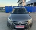 Сірий Фольксваген Тігуан, об'ємом двигуна 2 л та пробігом 230 тис. км за 12900 $, фото 5 на Automoto.ua