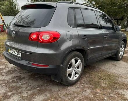 Сірий Фольксваген Тігуан, об'ємом двигуна 2 л та пробігом 117 тис. км за 11000 $, фото 4 на Automoto.ua