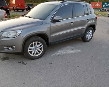 Сірий Фольксваген Тігуан, об'ємом двигуна 2 л та пробігом 298 тис. км за 13000 $, фото 3 на Automoto.ua
