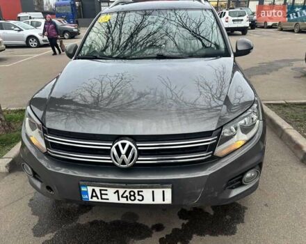 Серый Фольксваген Тигуан, объемом двигателя 2 л и пробегом 282 тыс. км за 10000 $, фото 1 на Automoto.ua