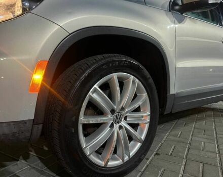 Сірий Фольксваген Тігуан, об'ємом двигуна 2 л та пробігом 241 тис. км за 9300 $, фото 2 на Automoto.ua