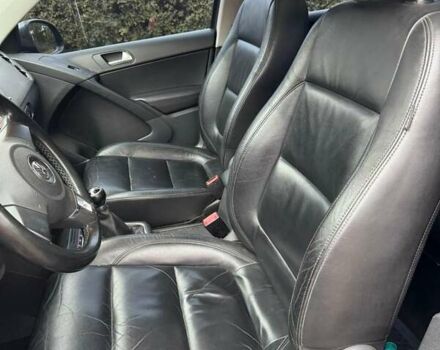 Сірий Фольксваген Тігуан, об'ємом двигуна 2 л та пробігом 117 тис. км за 11000 $, фото 5 на Automoto.ua